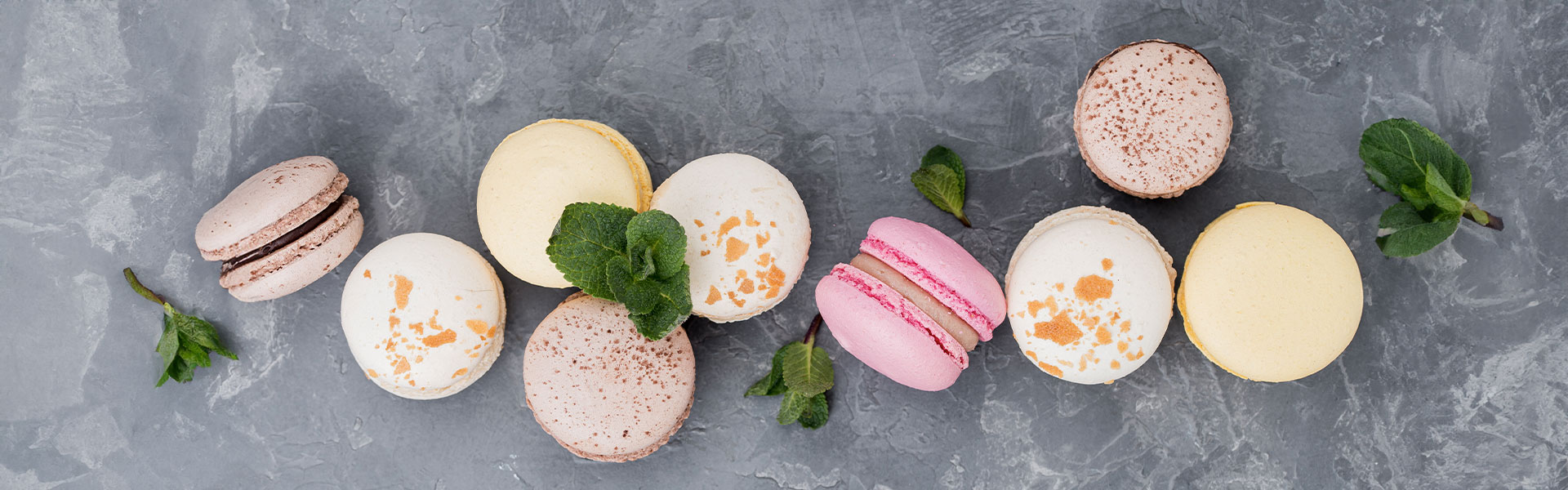 rangée de macarons colorés et délicats près d'Argentré